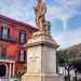 Nel 2017 la fotografa Franca Foccis pubblic sui social unimmagine del monumento e la piuma era regolarmente al suo posto